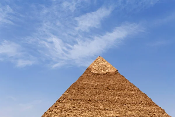 Pirâmide de Khafre contra o céu azul — Fotografia de Stock