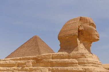 Büyük Piramit'in arkasında büyük Sfenks Giza