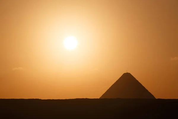Stora pyramiden i Giza på sunrise — Stockfoto