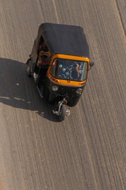 Tuk-tuk Kahire Caddesi üzerinde