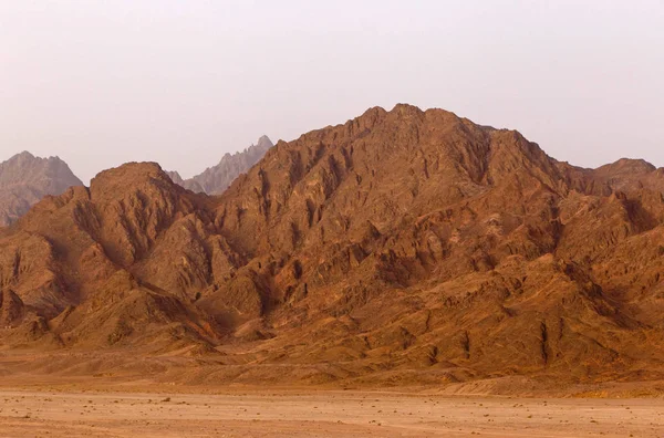Chaîne de montagnes sur la péninsule du Sinaï — Photo