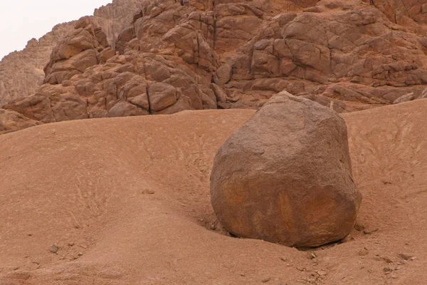 Pierre dans le sable à la chaîne de montagnes sur la péninsule du Sinaï — Photo