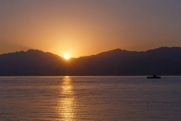 Malerischer Sonnenaufgang über Golf und Bergen — Stockfoto