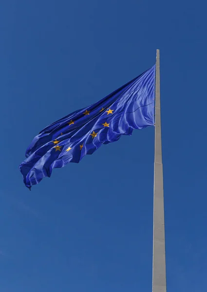 Σημαία της Ευρωπαϊκής Ένωσης στο κοντάρι σημαίας — Φωτογραφία Αρχείου