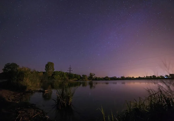 Stjärnfyllda natthimlen ovanför sjön — Stockfoto