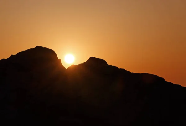 Солнце встает между двумя камнями — стоковое фото
