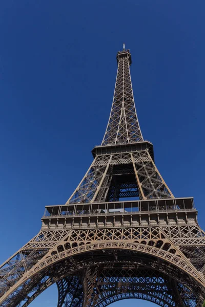 Tour Eiffel contre ciel bleu — Photo