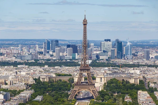 Torre Eiffel contro il quartiere La Defense — Foto Stock