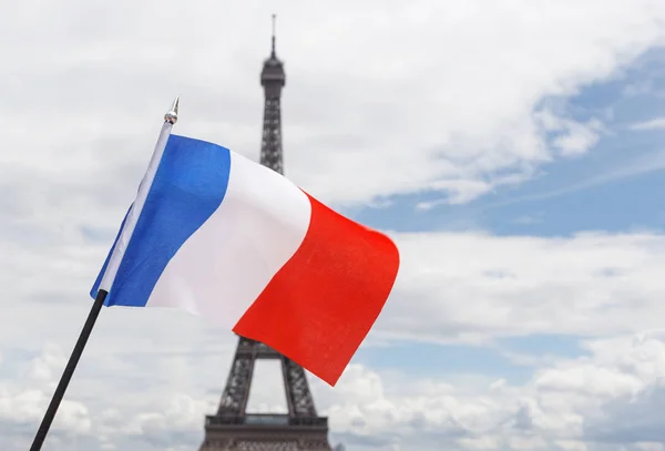 Drapeau de France contre tour Eiffel — Photo