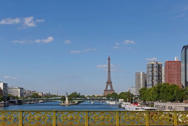 Eyfel Kulesi ve Paris Özgürlük heykeli