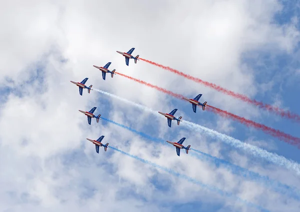 LE BOURGET, FRANCE - 25 juin 2017 : La Patrouille Acrobatique de France fait drapeau français — Photo