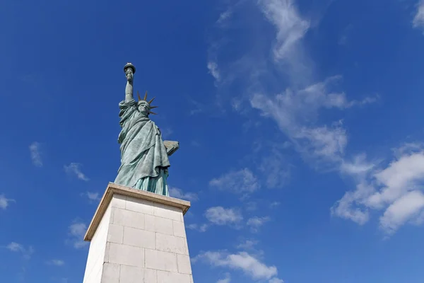 Paris 'te Özgürlük Heykeli — Stok fotoğraf