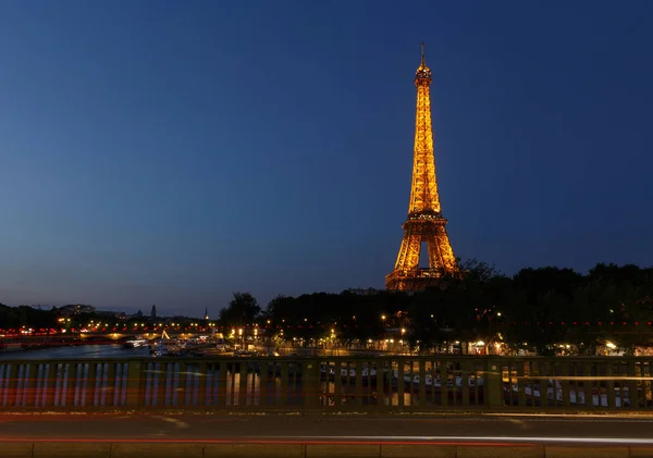 Paris, Frankrijk - 23 juni 2017: uitzicht op de Eiffeltoren van Pont de Bir-Hakeim — Stockfoto