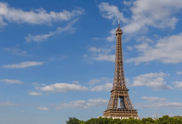 Torre Eiffel contra o céu azul — Fotografia de Stock