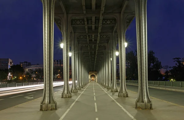 Бір Hakeim мосту в Парижі — стокове фото