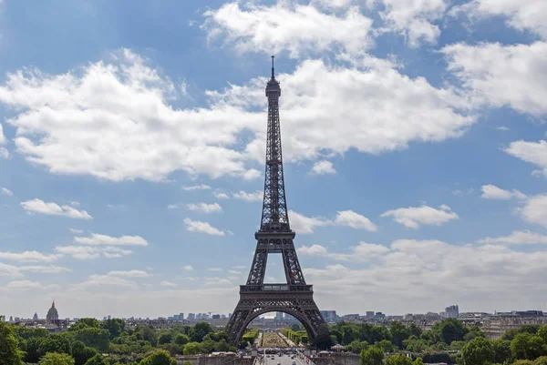 Eiffeltoren tegen hemel met wolken — Stockfoto