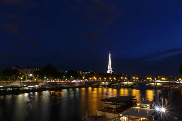 Paříž, Francie – 27. června 2017: Pont des Invalides a Eiffelova věž v noci — Stock fotografie