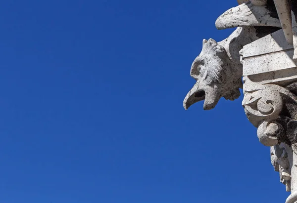 Gargoyle contro il cielo blu — Foto Stock