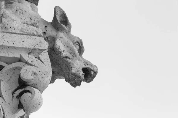 Gargoyle op de basiliek van het heilig hart van Parijs — Stockfoto