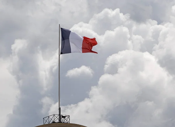 Bandeira francesa no flagstaff em Paris — Fotografia de Stock