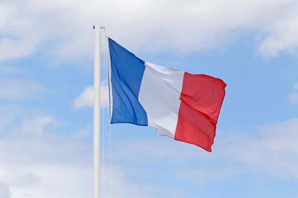 Bandeira francesa no mastro de bandeira contra o céu azul — Fotografia de Stock