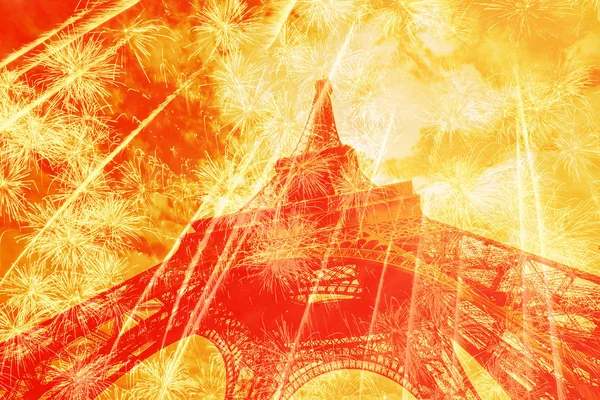 Torre Eiffel contra fogos de artifício de férias — Fotografia de Stock