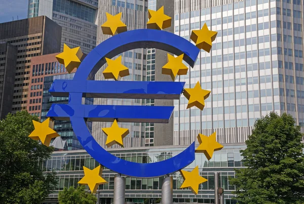 Euro sign monument in Frankfurt am Main — Stok fotoğraf