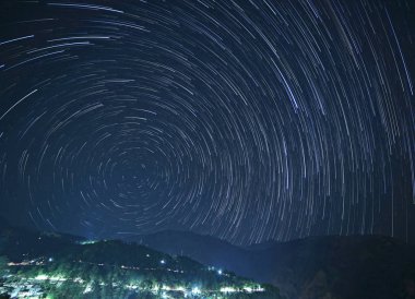 McLeod Ganj dağlar, Hindistan yukarıda gökyüzünde star yollar ile gece