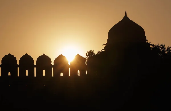 Ανατολή Του Ηλίου Πίσω Από Κόκκινο Φρούριο Στο Παλιό Δελχί — Φωτογραφία Αρχείου