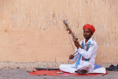 Jaipur, Hindistan - 15 Mart 2018: Jaipur bölgesinde müzik aleti çalma Hint müzisyen