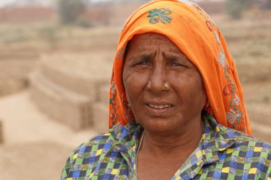 Rajasthan, Hindistan - 16 Mart 2018: Tuğla Fabrikası, Rajasthan Hindistan üzerinde çalışan Hintli kadın