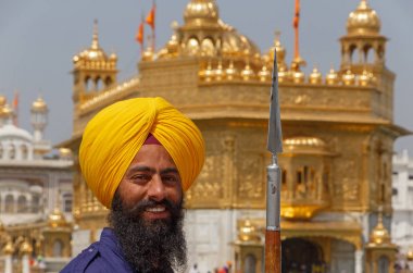 Amritsar, Hindistan - 23 Mart 2018: Guardian'daki altın tapınak Amritsar, Hindistan gülümseyerek