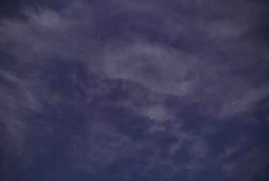 Geceleri yıldız ile bulutlu gökyüzü görüntüleyin