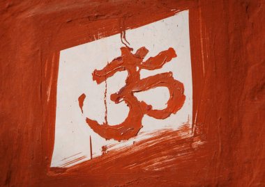 Hindistan'da Hindu tapınağı duvar boyalı Om işareti