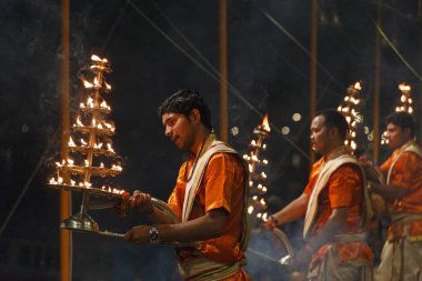 Varanasi, Hindistan - 20 Mart 2018: rahipler Ganga Seva oguzhan töreni Varanasi, Hindistan Tarih