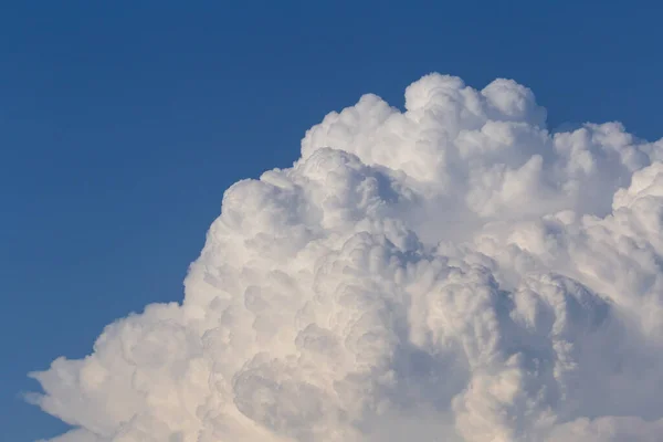 Θέα Στο Σύννεφο Βροχής Ένα Μπλε Ουρανό — Φωτογραφία Αρχείου