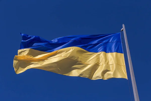 Fechar Bandeira Oficial Ucrânia Mastro Bandeira — Fotografia de Stock