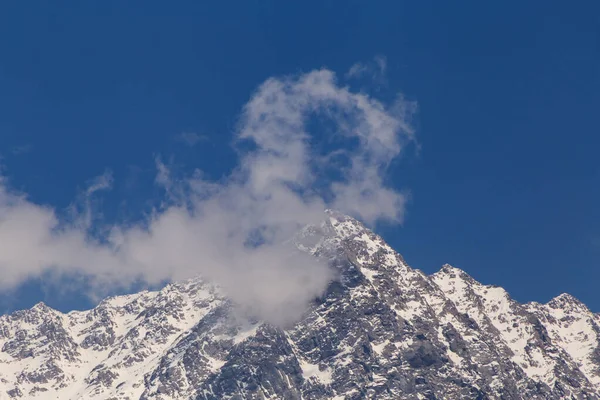 インドのダルマサラからヒマラヤの雪に覆われたダルマダール山の眺め — ストック写真