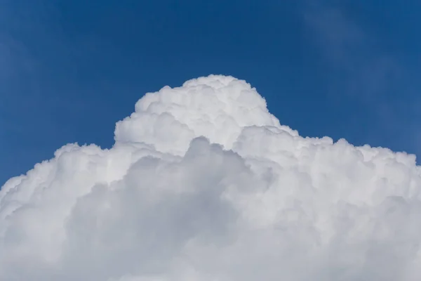 Gros Plan Sommet Cumulus Dans Ciel Bleu — Photo