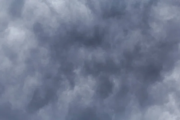 Gros Plan Des Nuages Gris Foncé Dans Ciel — Photo