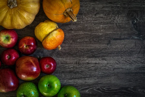  elma, kabak koyu ahşap arka plan üzerinde