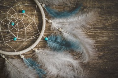 Rüya yakalayıcı tüyleri koyu ahşap arka plan, sülün tüyleri, ördek tüyler, tavuk tüyleri