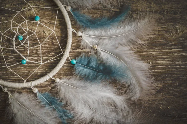 Rüya yakalayıcı tüyleri koyu ahşap arka plan, sülün tüyleri, ördek tüyler, tavuk tüyleri