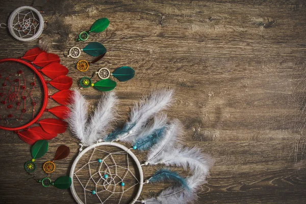 Rüya yakalayıcı tüyleri koyu ahşap arka plan, sülün tüyleri, ördek tüyler, tavuk tüyleri