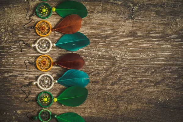 Rüya yakalayıcı tüyleri koyu ahşap arka plan, sülün tüyleri, ördek tüyler, tavuk tüyleri