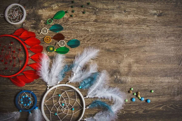 Rüya yakalayıcı tüyleri koyu ahşap arka plan, sülün tüyleri, ördek tüyler, tavuk tüyleri