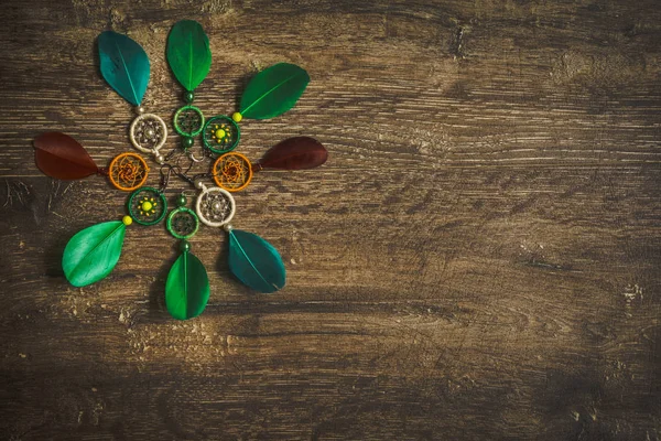 Rüya yakalayıcı tüyleri koyu ahşap arka plan, sülün tüyleri, ördek tüyler, tavuk tüyleri