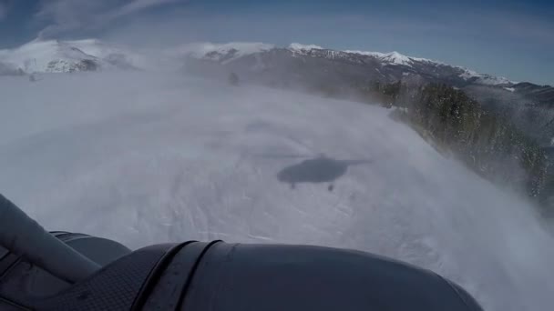Πετώντας μέχρι το ελικόπτερο στα χιονισμένα βουνά — Αρχείο Βίντεο