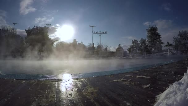 Vapor sube lentamente sobre una piscina abierta — Vídeos de Stock