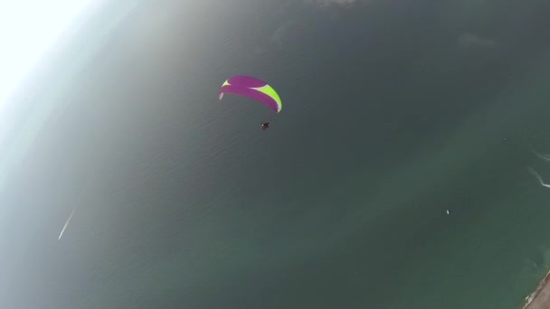 Deniz ve dağlar Yamaçparaşütü uçar — Stok video